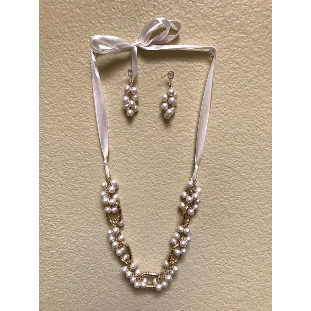 Plunder gold and pearl necklace and earrings